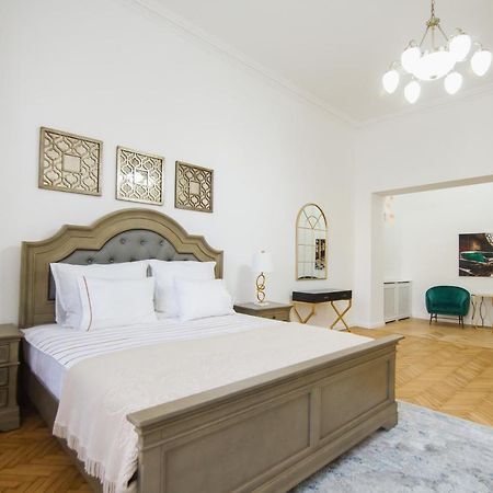Unique Experience At Rimanoczy Palace Oradea Exterior foto