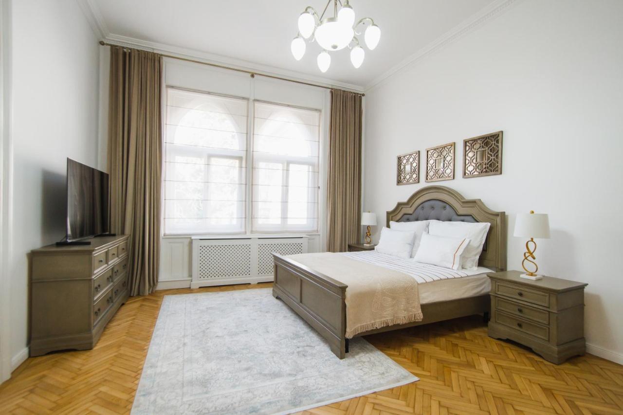 Unique Experience At Rimanoczy Palace Oradea Exterior foto