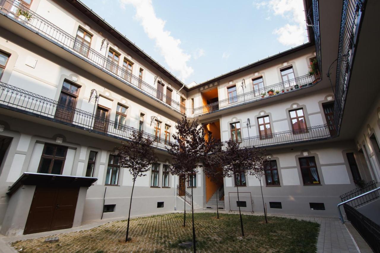 Unique Experience At Rimanoczy Palace Oradea Exterior foto