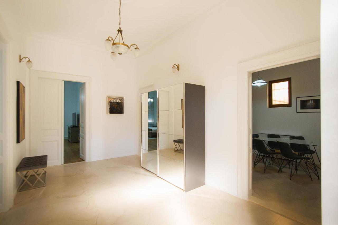 Unique Experience At Rimanoczy Palace Oradea Exterior foto