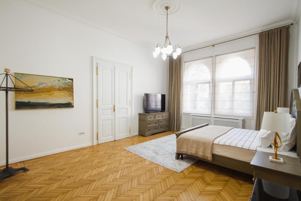 Unique Experience At Rimanoczy Palace Oradea Exterior foto